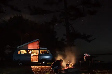 عکس ماشین مسافرتی نورانی در شب و آتش روشن برای پروفایل