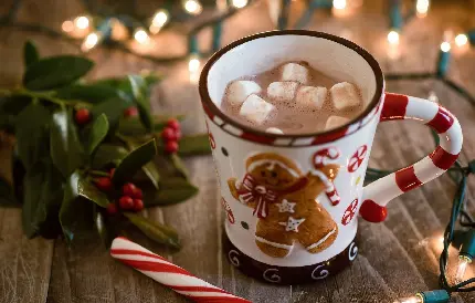 عکس استوک شیر شکلات داغ داخل ماگ کریسمسی با زمینه نورانی