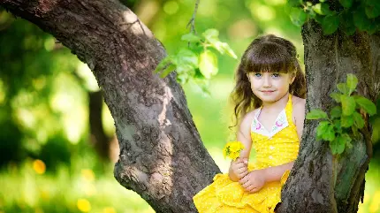 عکس شیک دختر بچه مرتب و زیبا در کنار درخت تنومند