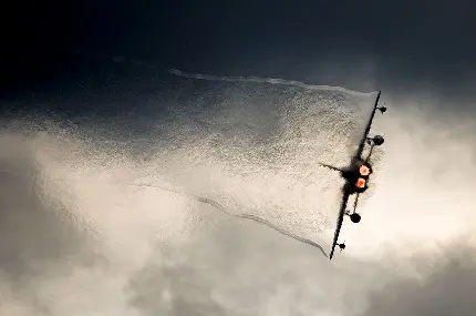 مکانیک سیالات و پرواز هواپیما جنگنده مشکی در آسمان ابری