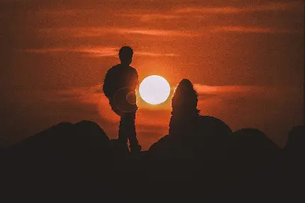 والپیپر با احساس و دلنشین از ارتباط رمانتیک در غروب آفتاب 4k