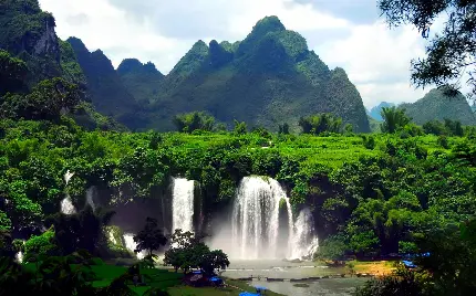 دانلود رایگان عکس منظره و چشم انداز طبیعی و سرسبز آبشار پر آب کوهستانی