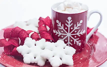 عکس زمینه قرمز و سفید شکلات داغ با مارشمالو در برف سرد 
