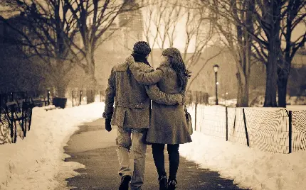 تصویر زمینه عاشقانه قدم زدن در جاده برفی با بهترین کیفیت