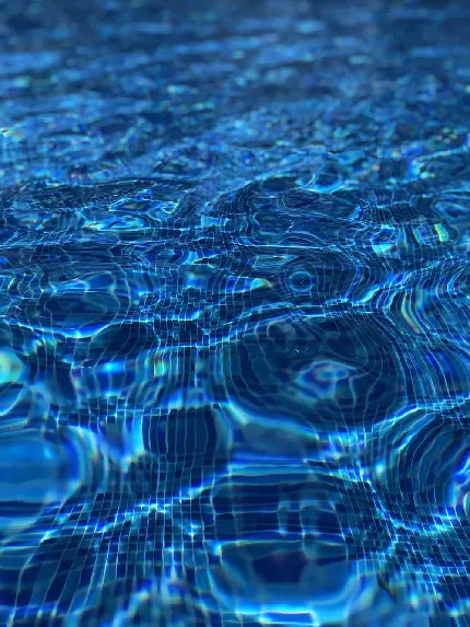 تصویر سطح آب استخر با کشش سطحی در بحث مکانیک سیالات