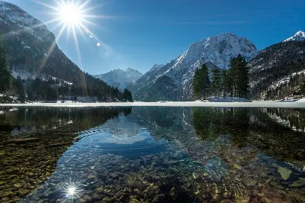 پربازدیدترین عکس دریاچه پر آب کوهستانی به همراه نور آفتاب 