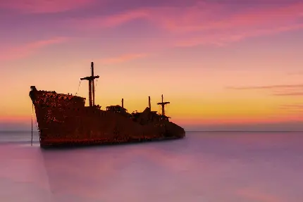 تصویر پس زمینه کشتی یونانی در جزیره شگفت انگیز و گردشگری کیش