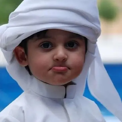 عکس پسر بچه ناز با لباس اسلامی سفید تمیز 
