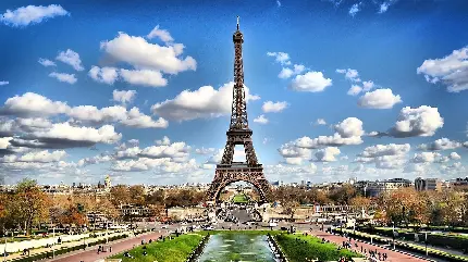 تصویر پس زمینه باشکوه از برج ایفل در آسمان آبی پاریس 2023