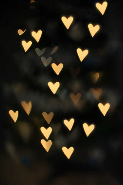 والپیپر ساده و شیک انعکاس چراغ های قلبی شکل طلایی روی شیشه
