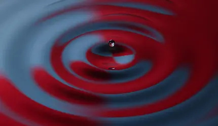 مکانیک سیالات و مدل ماکروسکوپی قطره آب در حال افتادن در مایع