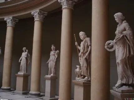 دانلود عکس مجسمه های یونانی در لا به لای ستون های کاخ