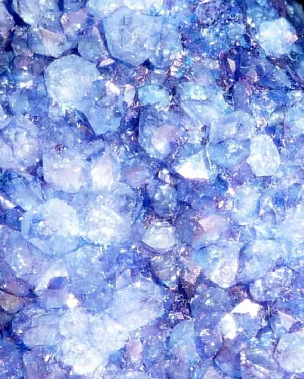 عکس سنگ های کریستال آبی و نورانی برای متعادل کردن چاکراها