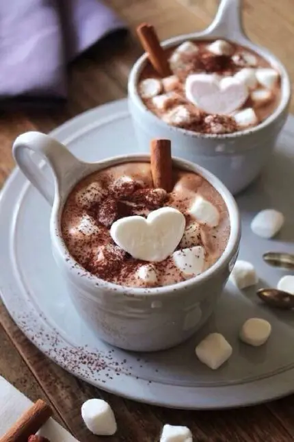 والپیپر شکلات داغ با تزئین مارشملو های قلبی شکل برای گوشی