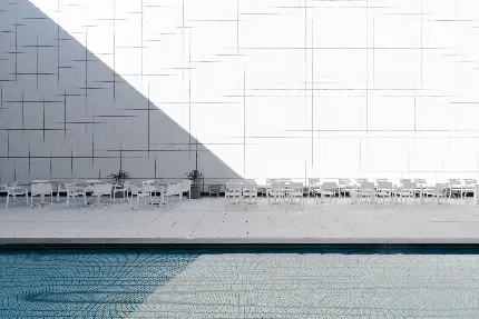 تصویر معماری مینیمال استفاده شده در این استخر روباز بزرگ 