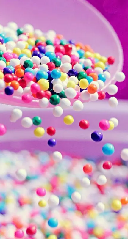 بهترین تصویر شکلات های گرد کوچک با رنگ های شاد و زنده