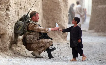 عکس قابل تامل از اعتماد یک کودک به سرباز نظامی