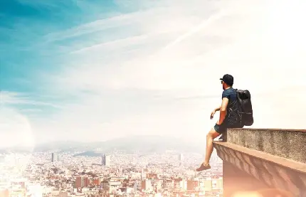 دانلود عکس مسافر و چشم انداز شهر از پشت بام یک ساختمان