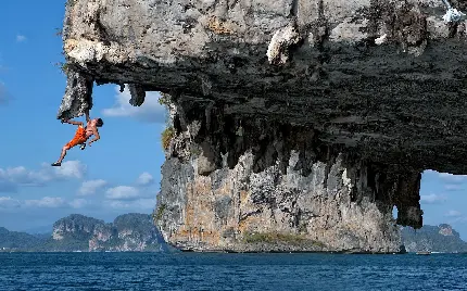 عجیب ترین بک گراند انسان در حال پرت شدن از صخره غول پیکر 