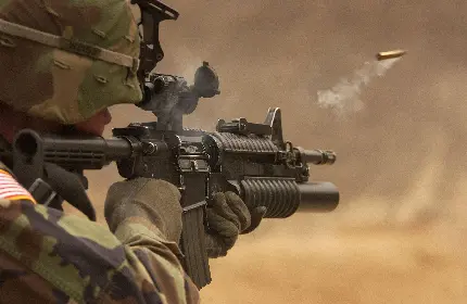 تصویر شکار لحظه ها از لحظه ی پرتاپ گلوله از تفنگ سرباز 