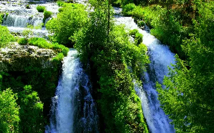 تصویر زمینه با طرح از طبیعت آبشار بکر و زیبا
