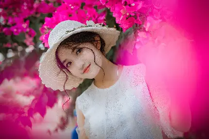 خوشگل ترین عکس پروفایل دختر ناز در میان باغ پر از گل صورتی