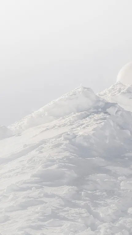 عکاسی از کوه برفی با سبک مینیمالیستی سفید و زیبا