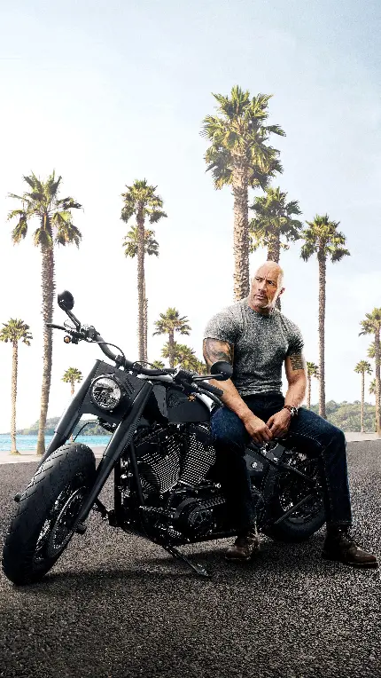 عکس گرفته شده از دواین جانسون در کنار موتور سیکلت گران قیمت و لاکچری