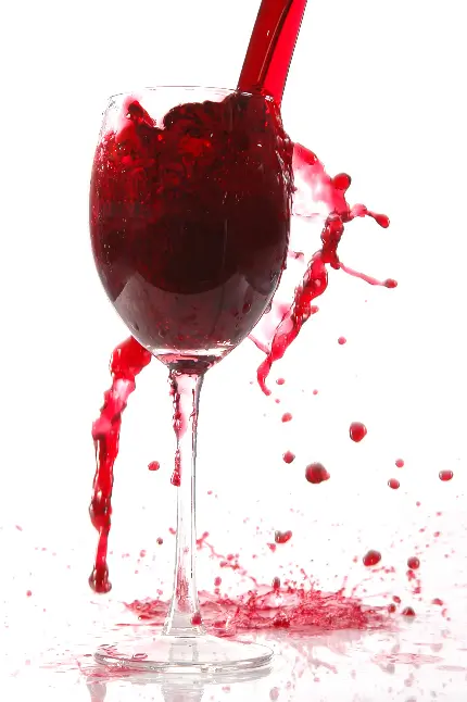 عکس هنری برای روز ولنتاین از نوشیدنی سرخ و قرمز مثل حرارت عشق