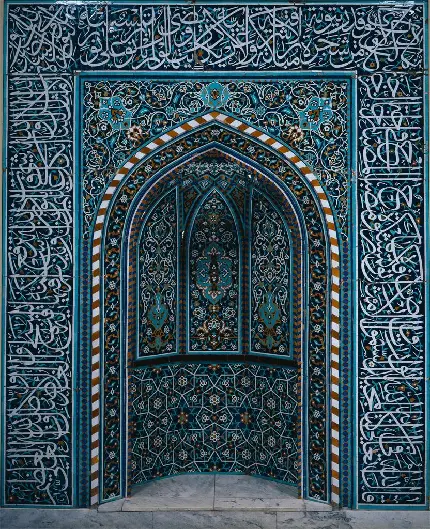 عکس نقوش اسلامی روی دیوار محراب با تم رنگی آبی سفید