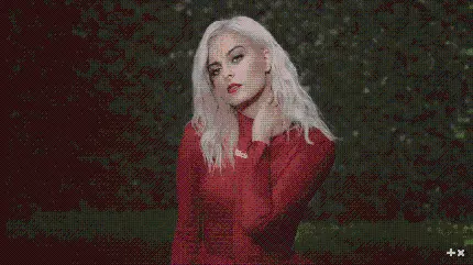 بی‌ بی رکسا Bebe Rexha با لباس قرمز گوجه ای در کنسرت ال ای 