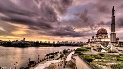 عکس استوک شهر اسلامی و مسجد در کنار رودخانه با کیفیت بالا