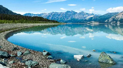 عکس دریاچه پر آب در کوهستان مرتفع و زیبا 
