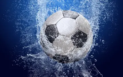 تصویر زمینه جدید و خلاقانه توپ فوتبال افتاده در آب 