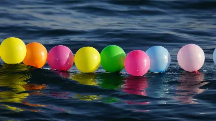 تصویر خلاقانه و هنری جدید بادکنک های رنگی شناور روی آب