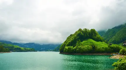 تصویر دریاچه پر از آب میان کوهستان سرسبز با کیفیت عالی 