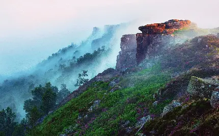دانلود عکس‌صخره پرتگاهی کوهستانی در مه مخصوص طبیعت گردی 