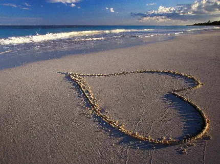 عکس پروفایل قلب شنی در ساحل آفتابی دریا با کیفیت عالی