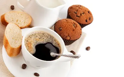 عکس پروفایل یک فنجان بزرگ قهوه در کنار کاپ کیک و شیر