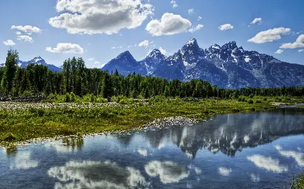 انعکاس کوه های در آب و طبیعت برای استفاده در فضای مجازی 