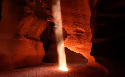 والپیپر از درون یک غار با تصویر برداری باحال برای تصویر زمینه
