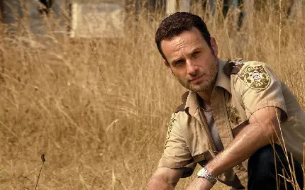 تصویر ریک گرایمز در فصل اول سریال واکینگ دد Walking Dead با لباس پلیسی اش 