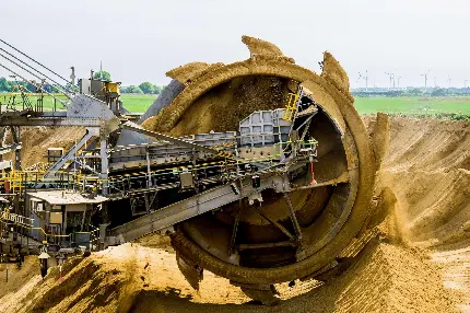 عکس مهندسی معدن با ماشین آلات و دستگاه‌ های عظیم الجثه