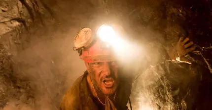 پربازدیدترین عکس مهندس معدن در حال بررسی جوانب معدن