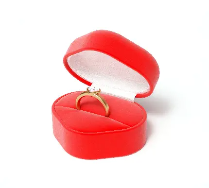 عکس از انگشتر حلقه در قاب قلبی قرمز برای هدیه دادن در روز ولنتاین