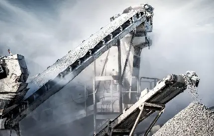 تصویر ماشین معدن غرق شده در گرد و خاک با کیفیت بالا