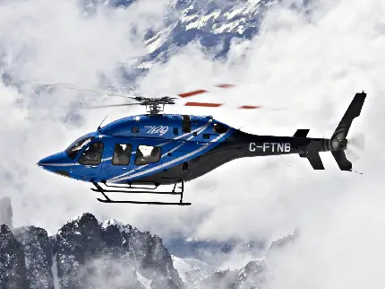 دانلود عکس هلیکوپتر خصوصی آبی نفتی در هوای ابری سرد و زمستانی 