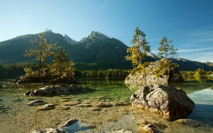 تصویر جاذبه و منظره طبیعی سرسبز با آسمان آبی 