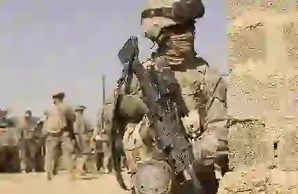عکس واقعی گرفته شده از سرباز در پشت زمین جنگ