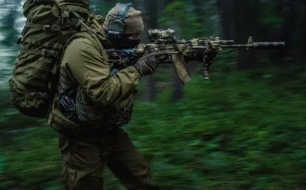 عکس گرفته شده از سرباز نظامی درحال حرکت در جنگل